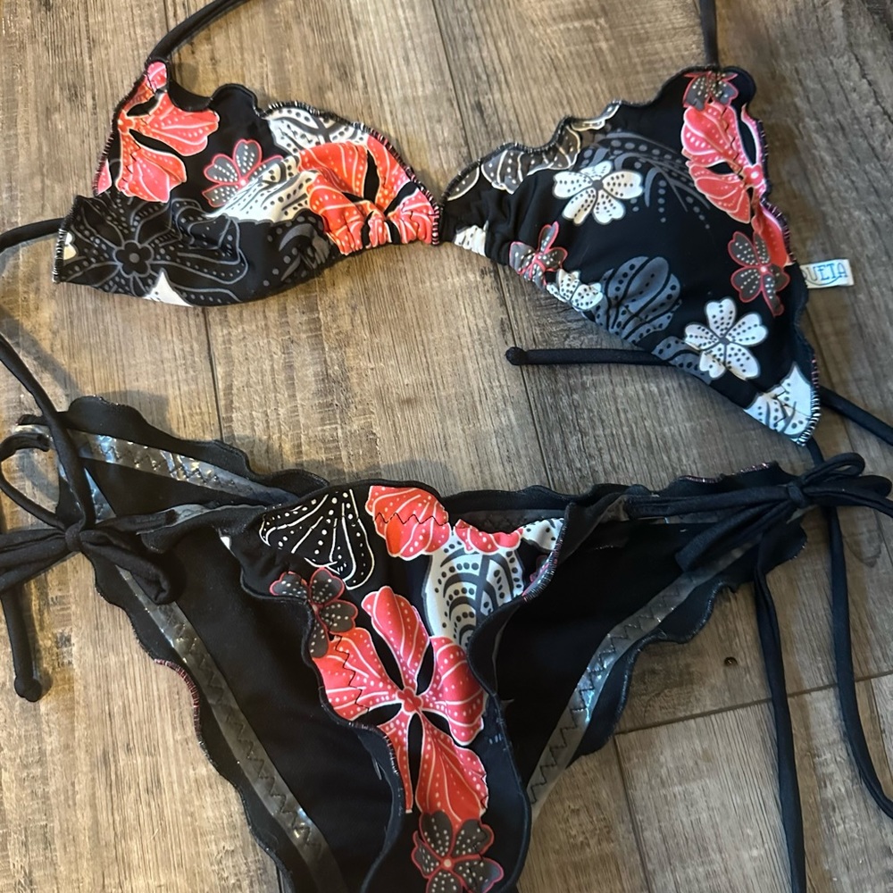 Queta black floral bikini med bottom, large top